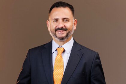 Advogado Marco Aurélio Choy usando terno escuro e gravata laranja após liderar votação da lista sêxtupla do Quinto Constitucional da OAB-AM.