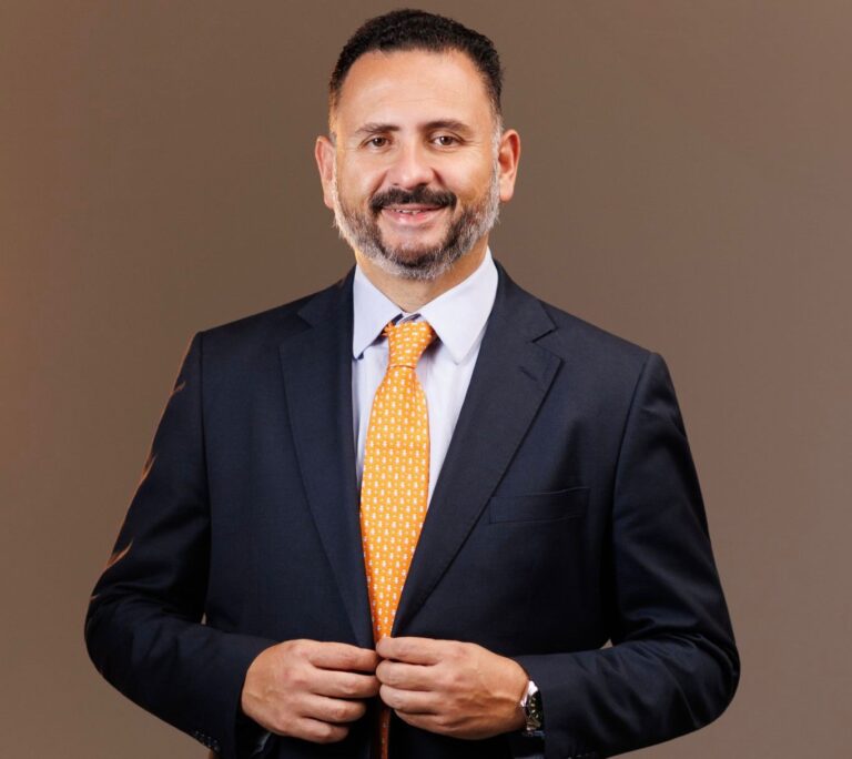 Advogado Marco Aurélio Choy usando terno escuro e gravata laranja após liderar votação da lista sêxtupla do Quinto Constitucional da OAB-AM.